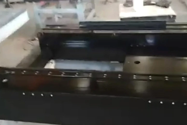 Qazılmış deliklər və yerləşdirilmiş hissələrlə qranit komponentləri