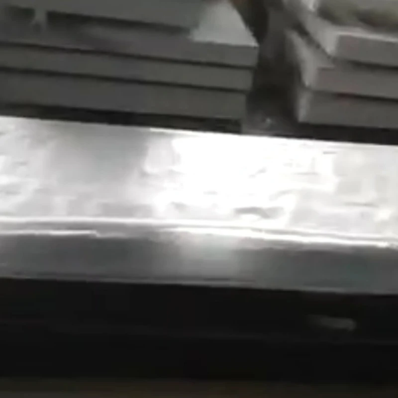 Dörd metr qranit platforması qablaşdırılır və göndərilir